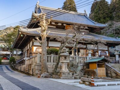 有馬山 温泉寺の本堂外観