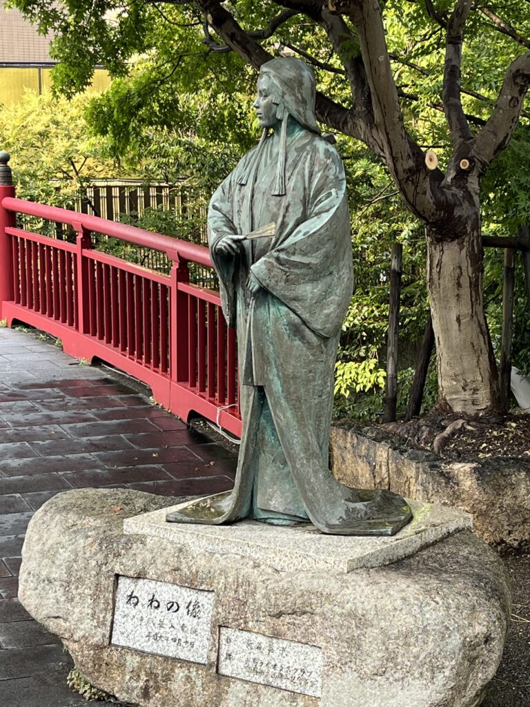 ねね橋のたもとに立つ「ねねの像」 - 有馬温泉
