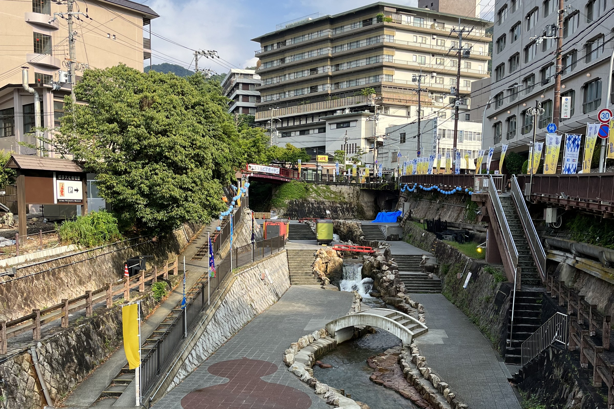 有馬川親水公園から旅館街を望む有馬温泉の風景